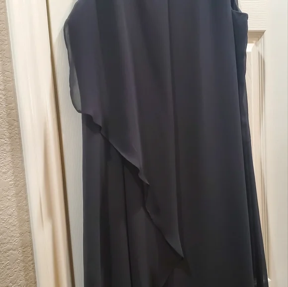 Little black dress - Picture 3 of 3